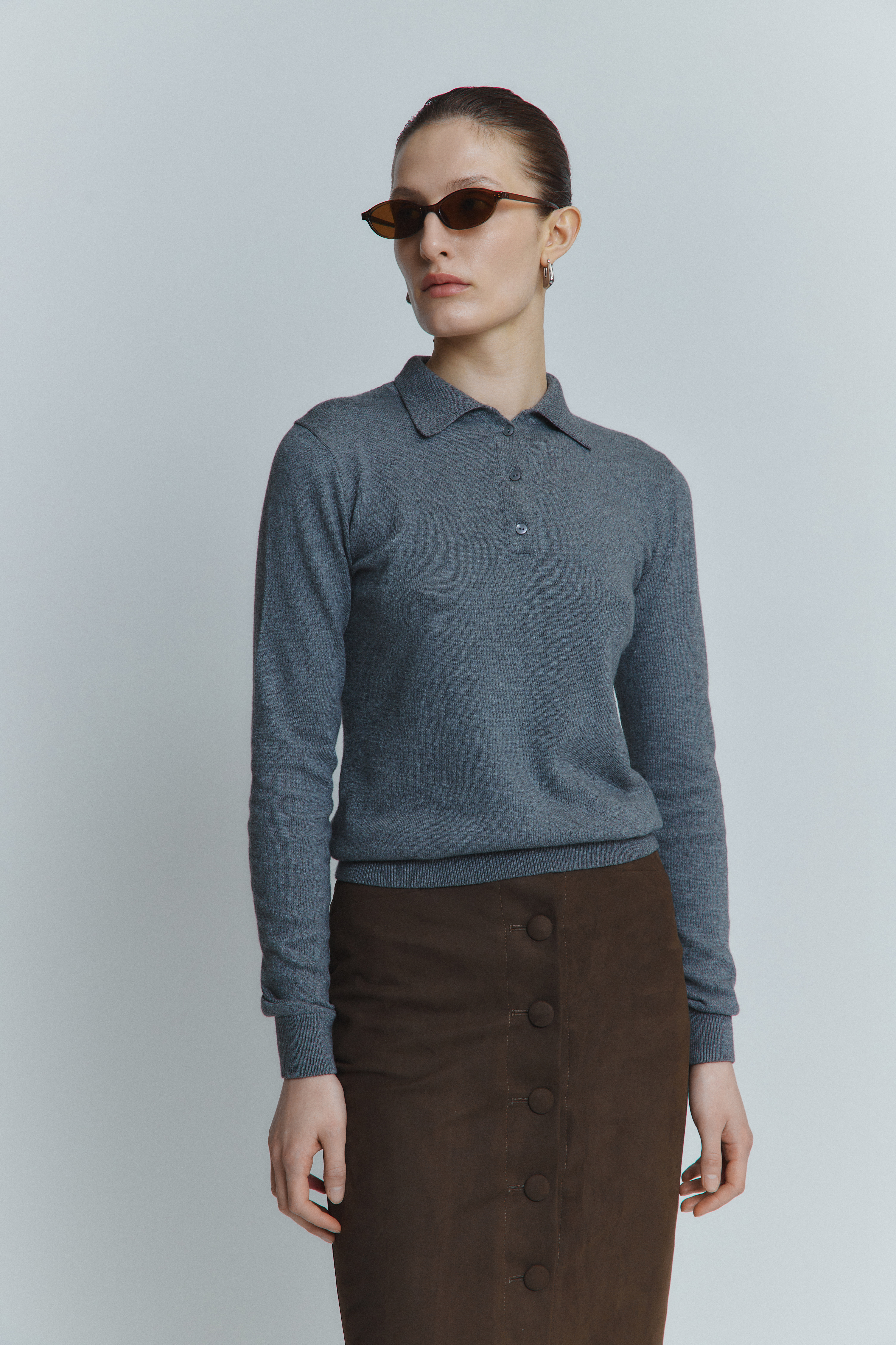 Сіре жіноче поло — повний образ спереду на моделі