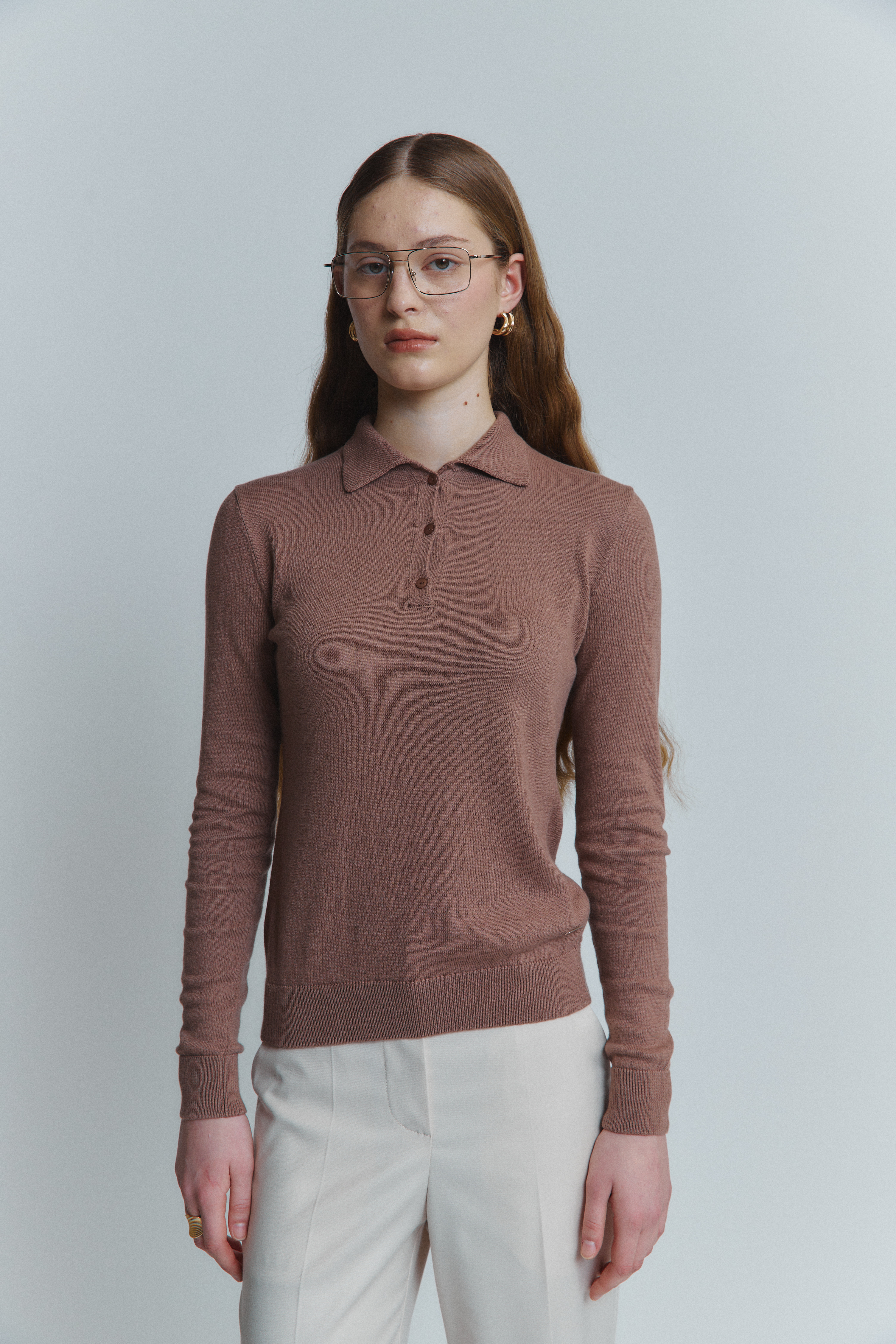 Жіноче поло какао — на моделі, вигляд спереду