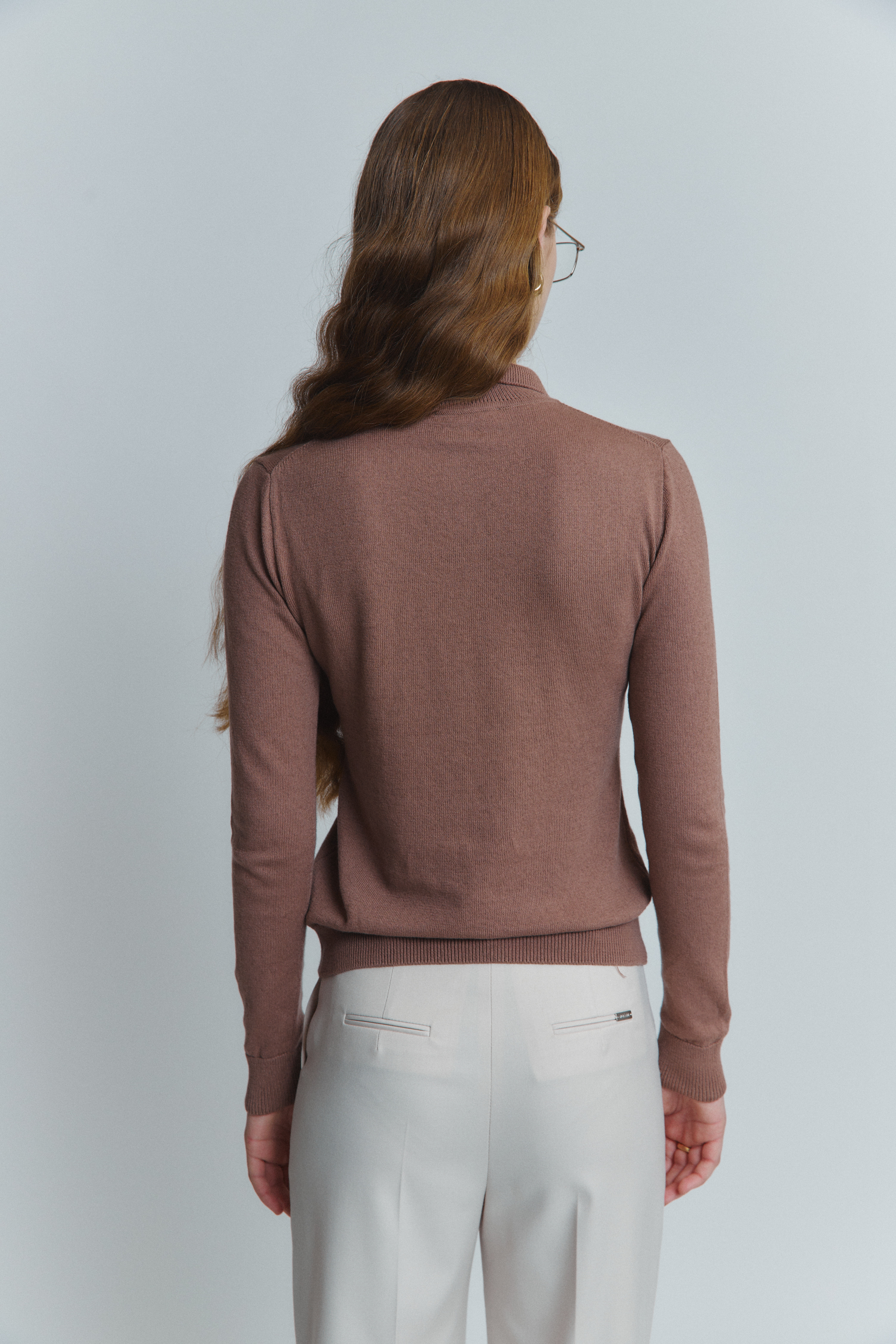 Жіноче поло какао вигляд ззаду на моделі