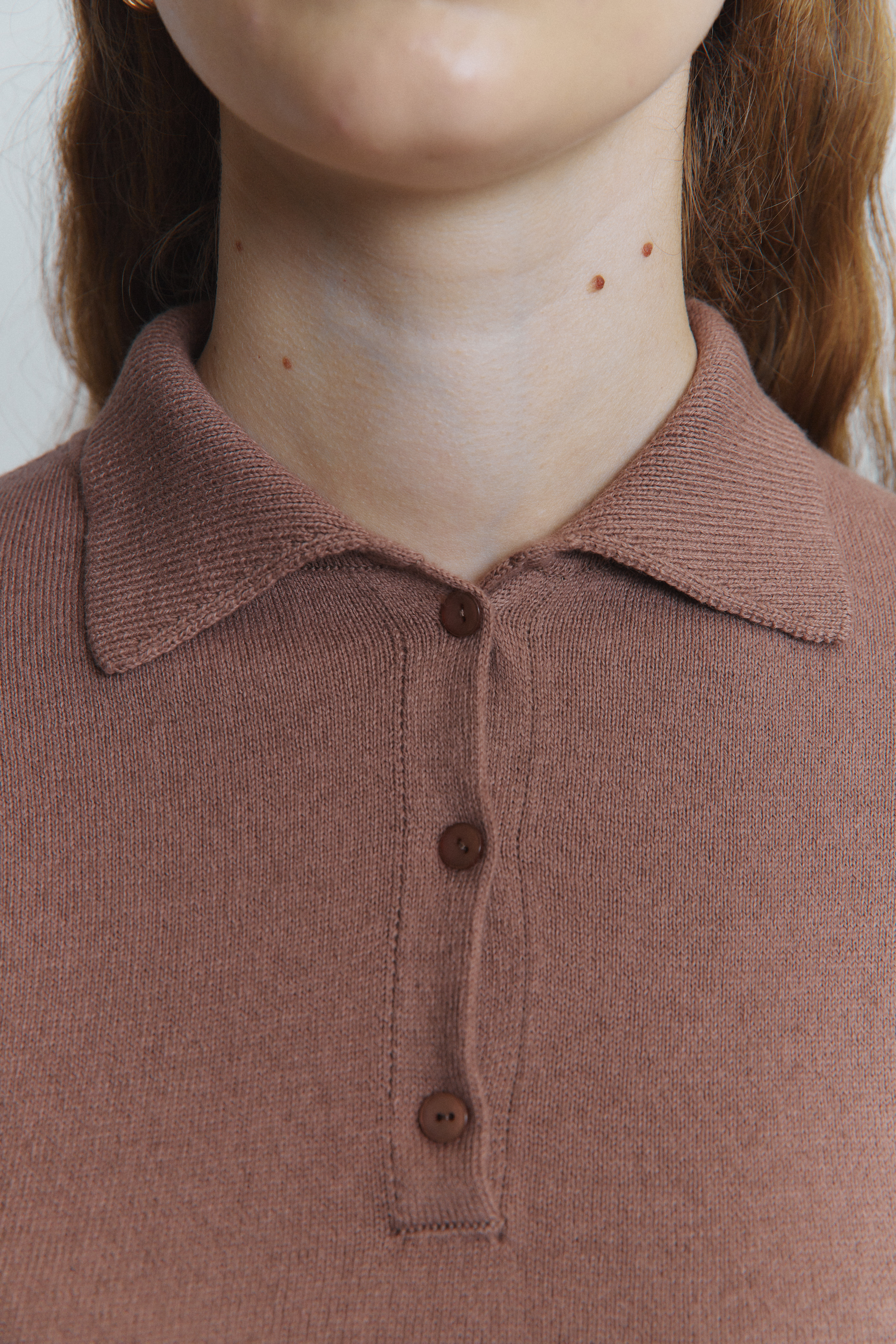Жіноче поло какао деталь ґудзиків крупним планом