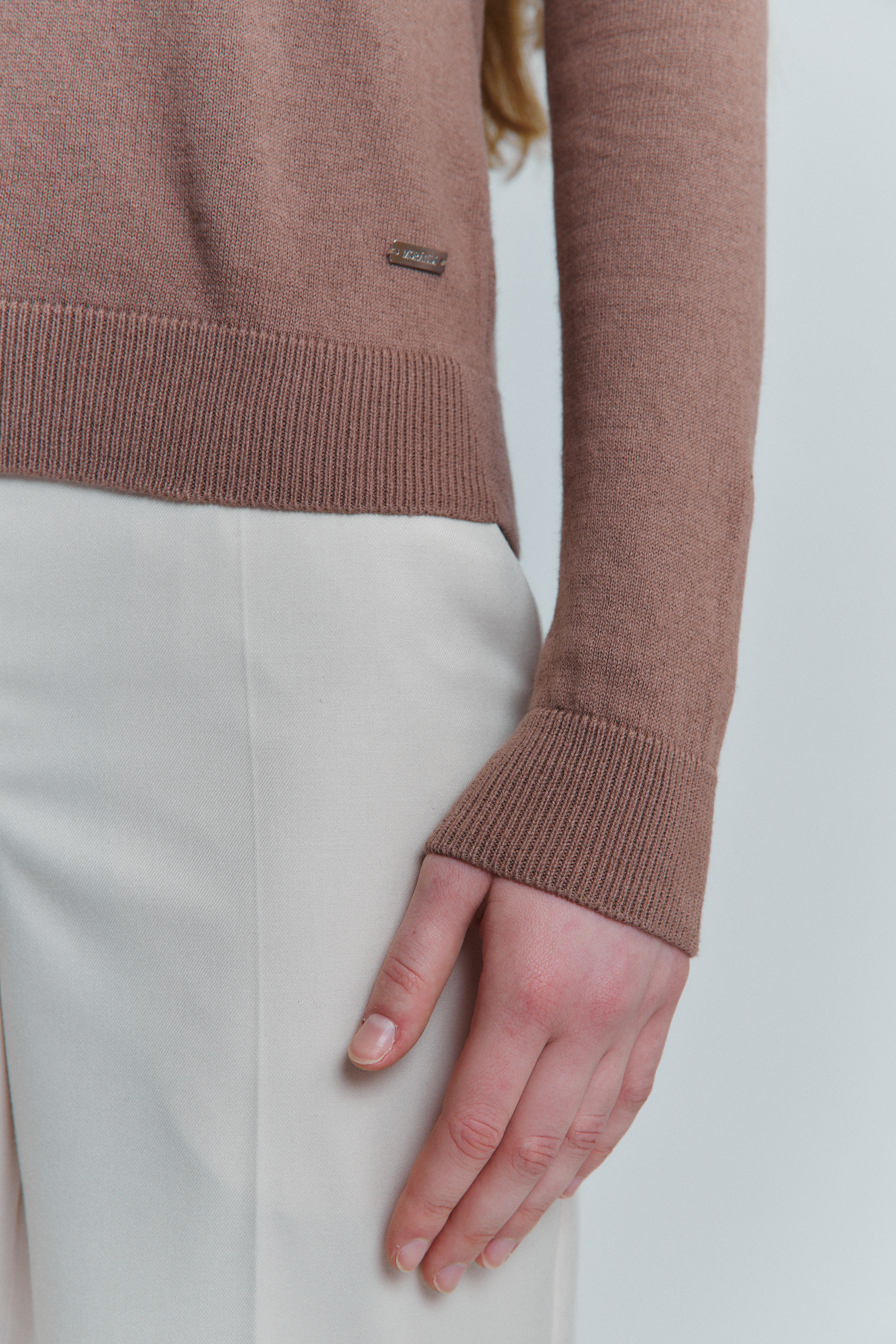 Жіноче поло какао — рукав крупним планом.