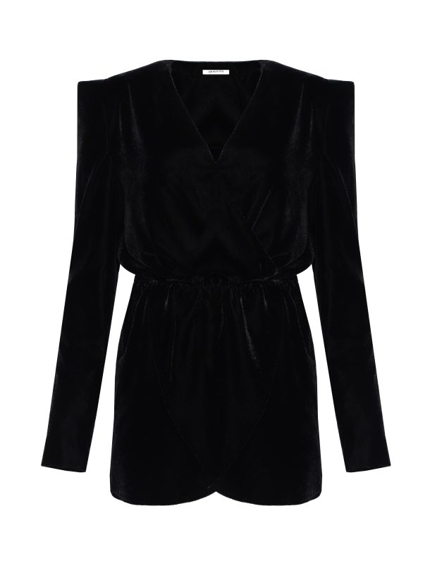 Сукня міні з підплечниками — чорна оксамитова модель, вигляд спереду на білому фоні