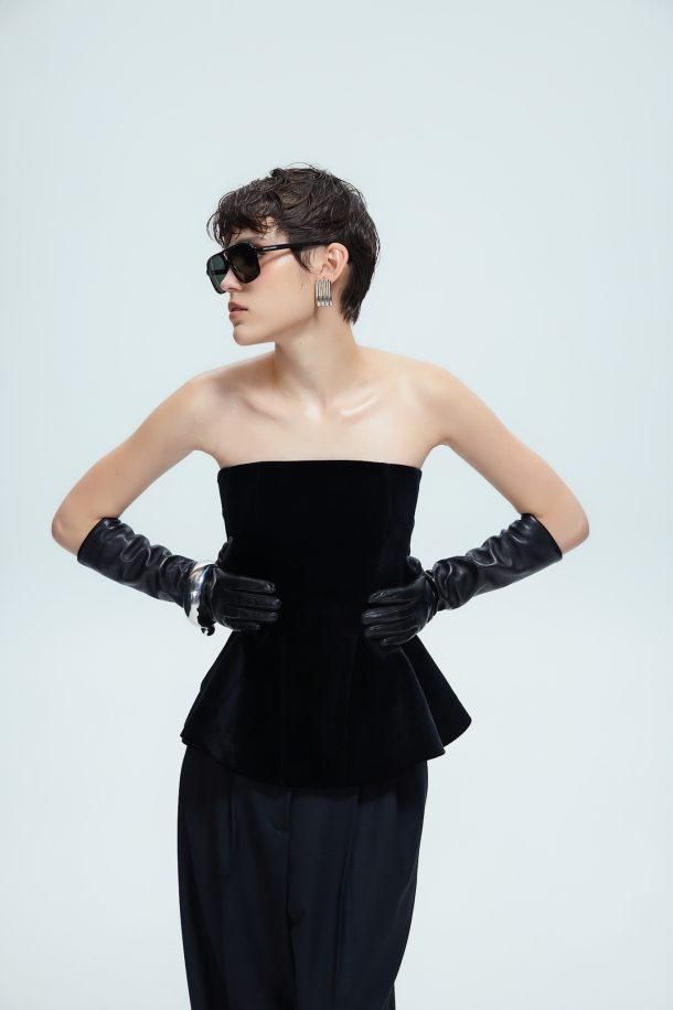 Корсет з оксамиту – фронтальний ракурс на моделі