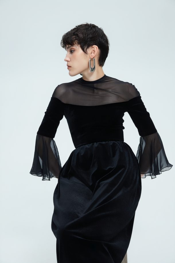 Сукня міді з воланами — крупний план верхньої частини сукні, оксамитова текстура та структурована посадка