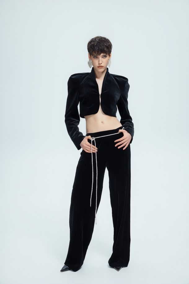 Стразовий пояс-шнур – на моделі, фронтальний ракурс