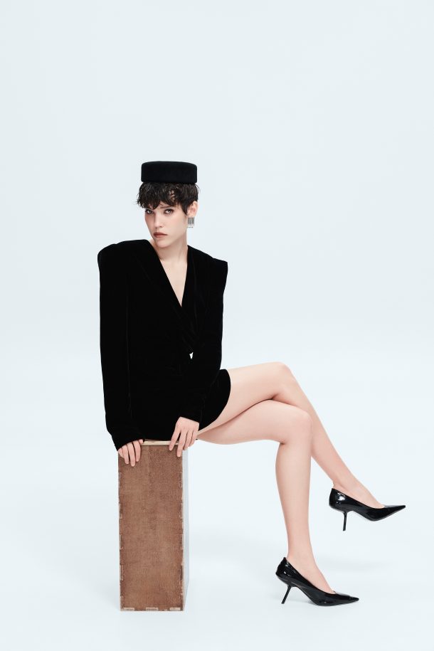 Чорний капелюх – сидячи, фронтальний повний образ