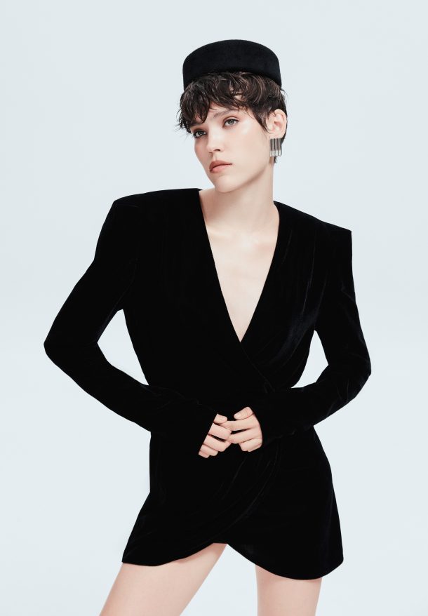 Сукня міні з підплечниками – фронтальний напівплан