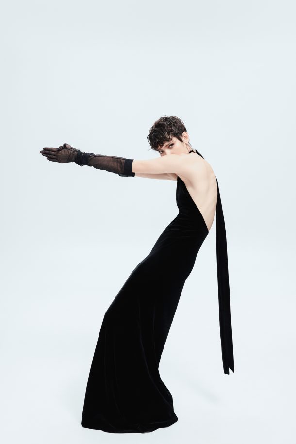 Високі чорні рукавички – боковий динамічний ракурс