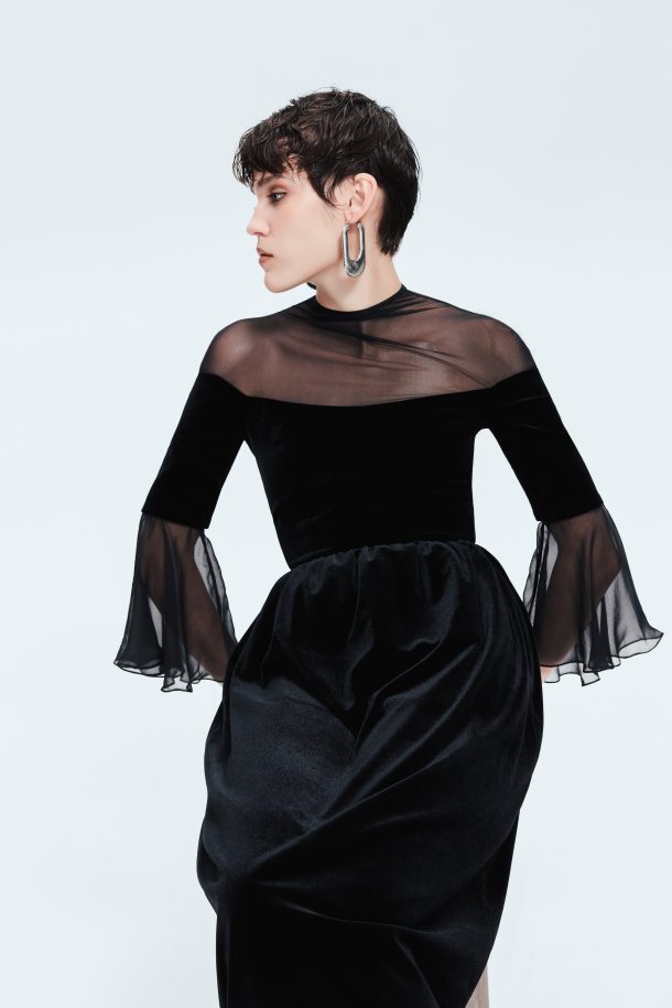 Сукня міді з воланами – фронтальний напівплан сидячи