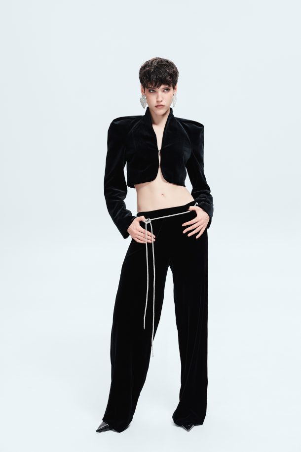 Стразовий пояс-шнур – на моделі, фронтальний ракурс